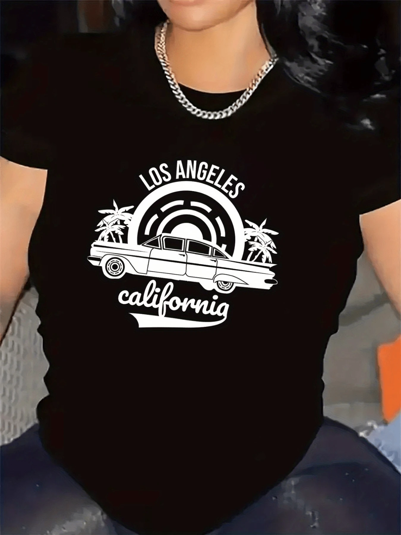 Vintage Car Under Palm Trees In The Sun Representing The Relaxed Energy And Free Spirit Of The Streets Of Los Angeles With Lettering That Evokes Adventure And Summer. Modern Urban Casual Women's T-Shirt - 黑色 - 查看 1