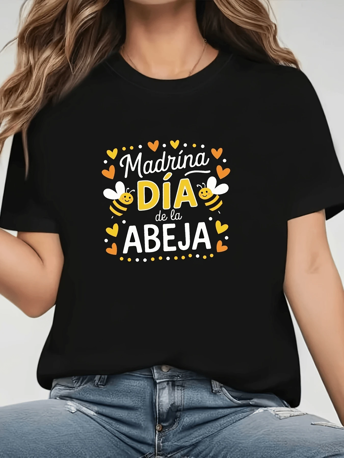 Dos abejas sonrientes rodeadas de corazones naranjas representan la alegría de celebrar la amistad y la energía positiva que conecta a las personas en momentos especiales camiseta de mujer cómoda y moderna para uso diario - Negro - Ver 1