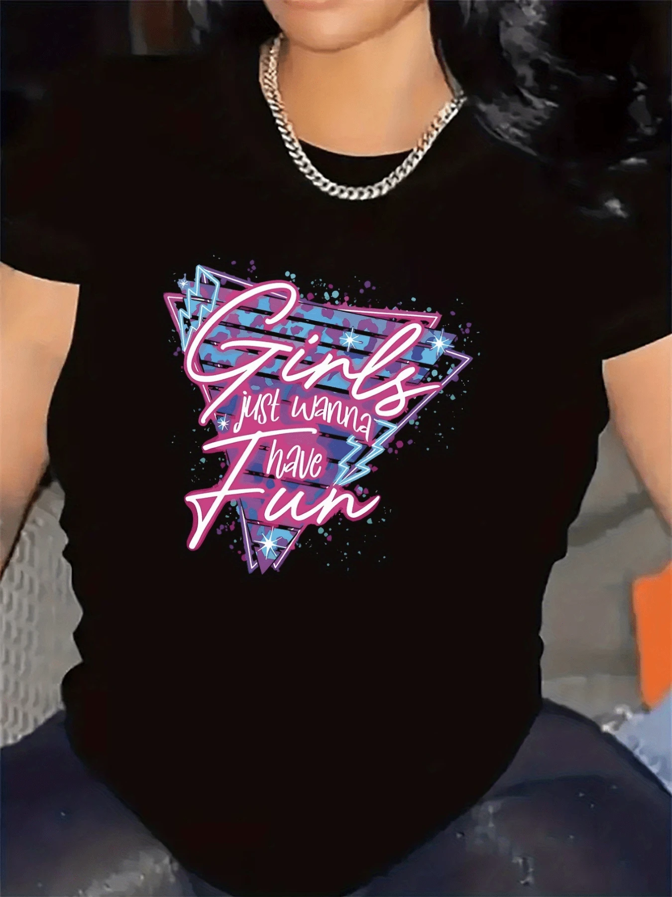 Colorful Text With Geometric Shapes And Vibrant Lights Representing Positive Energy And The Free Spirit Of Modern Women Who Love To Enjoy Life. Comfortable, Modern Casual Women's T-Shirt For Everyday Wear. - 黑色 - 查看 1