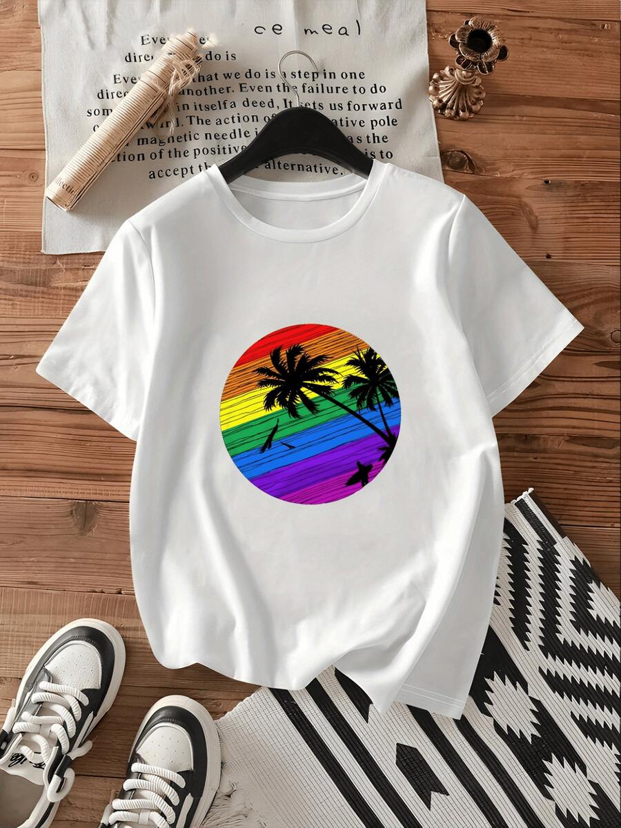 Palmeras que se alzan frente a un atardecer con tonos arcoíris evocan libertad energía y optimismo sobre un horizonte sereno camiseta de mujer con toque moderno y vibrante para uso diario - Blanco - Ver 1