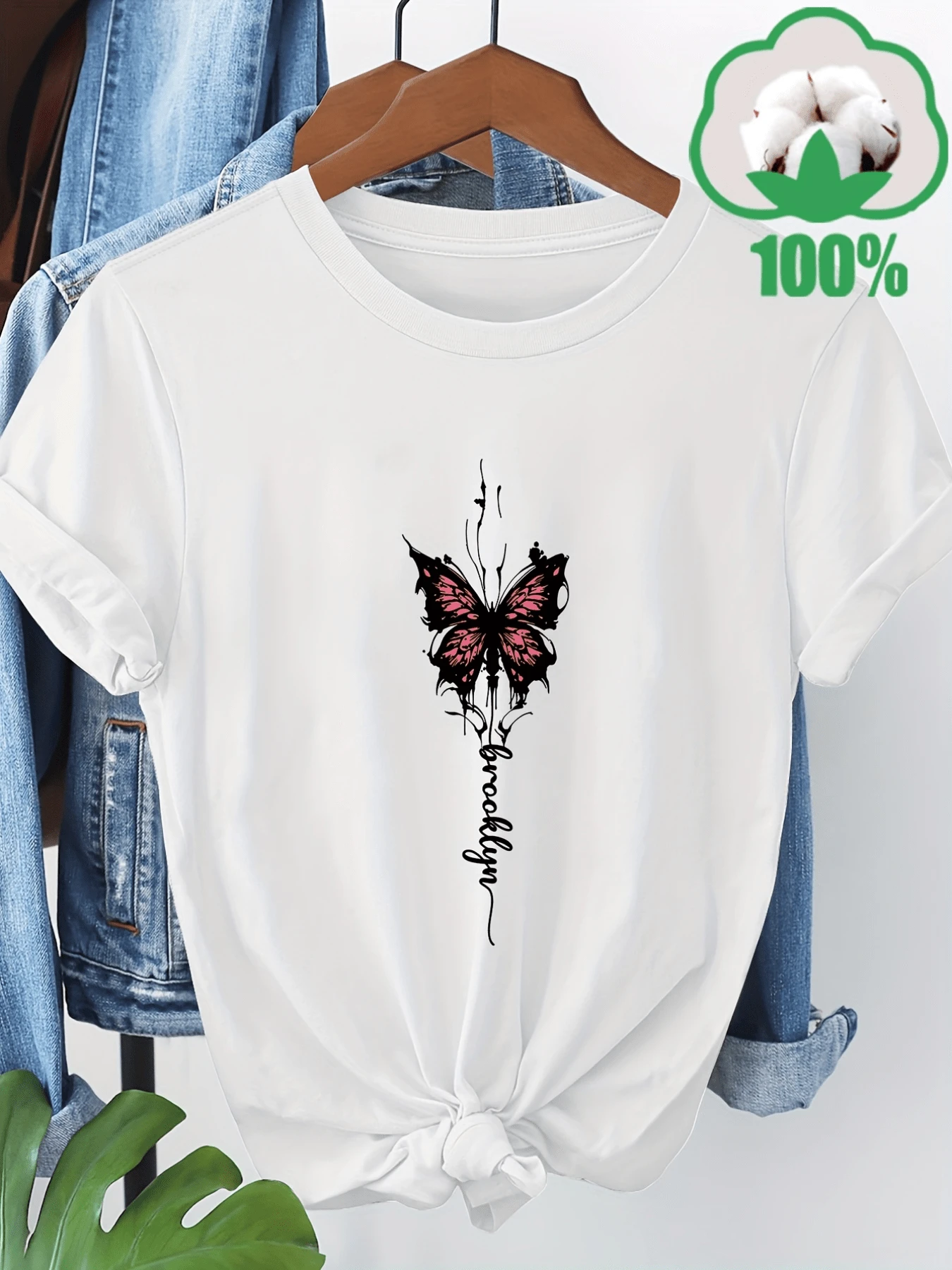 Una mariposa rosada en vuelo simboliza libertad esperanza y transformación acompañada de trazos elegantes que evocan calma y belleza camiseta de mujer moderna cómoda para uso diario - Blanco - Ver 1