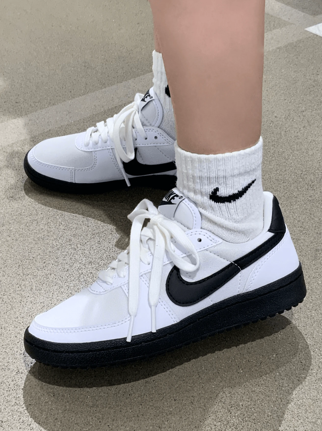 Zapatillas casuales bajas Nike Field General, cómodas y versátiles para mujer. - blanco negro - Ver 1