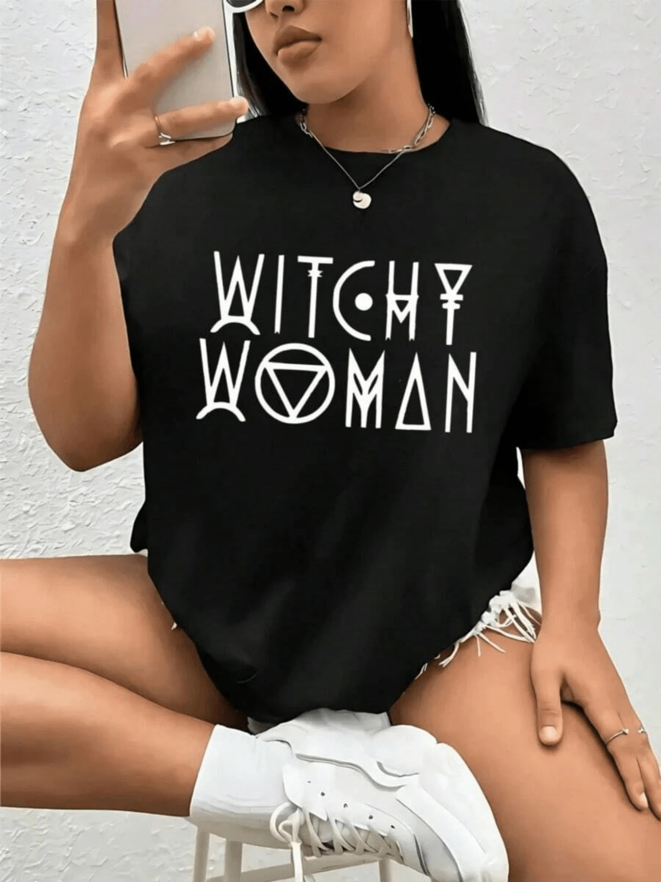 Mystical Symbols That Evoke Free Feminine Energy With Lettering That Blends Magic And Spiritual Power, Expressing Confidence And Authenticity. A Modern, Casual, Comfortable, And Elegant Women's T-Shirt For Everyday Wear. - 黑色 - 查看 1