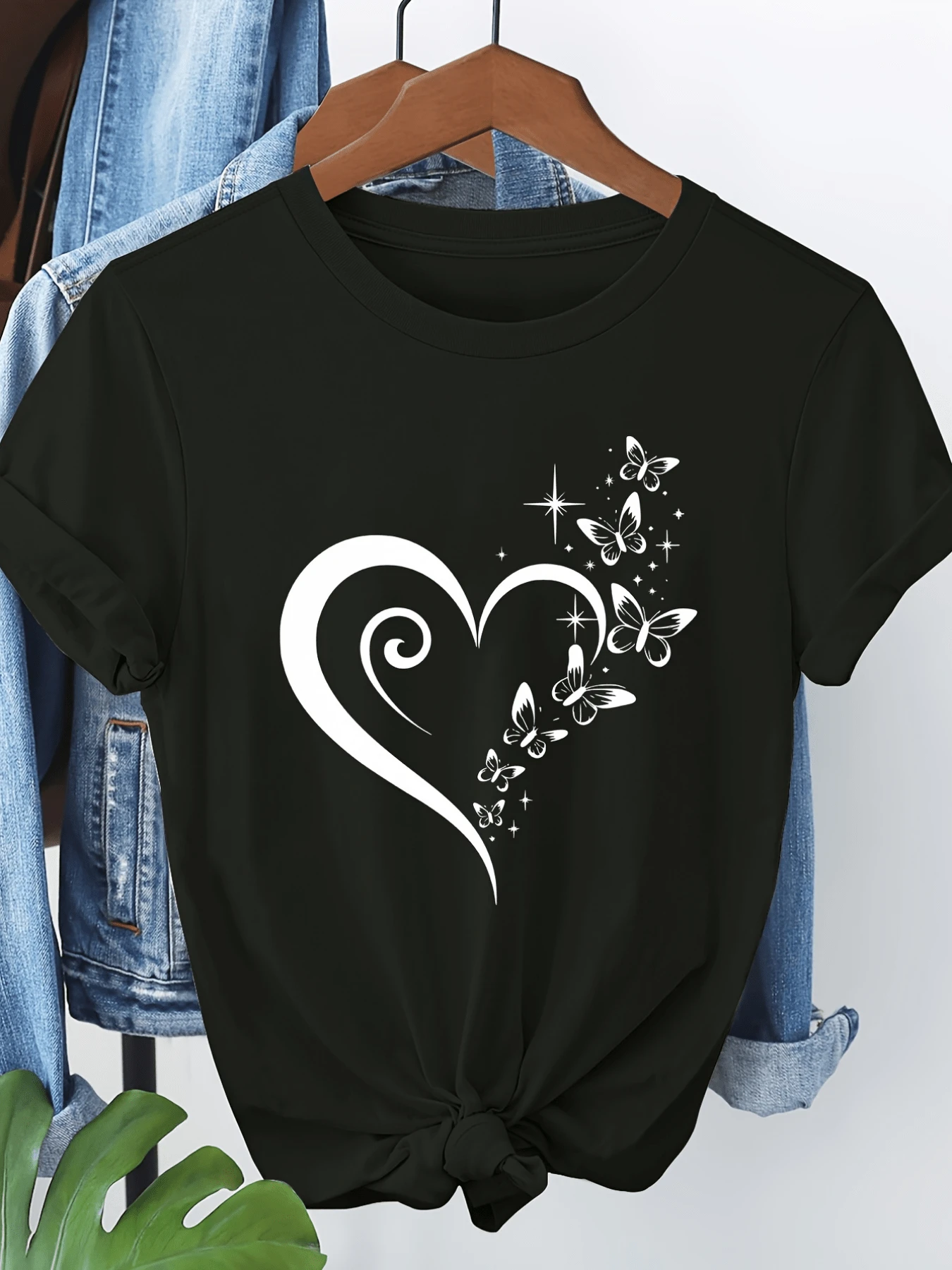 Corazón brillante formado por líneas curvas donde brotan mariposas que simbolizan libertad transformación y esperanza bajo un toque de estrellas que evocan energía positiva y belleza interior camiseta de mujer casual moderna cómoda para uso diario - Negro - Ver 1