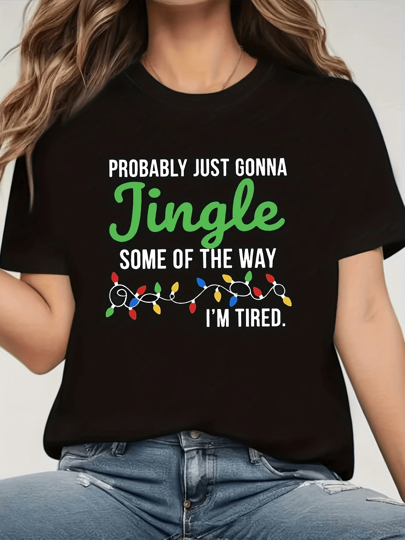 Frase humorística sobre cansancio y espíritu festivo con luces navideñas multicolores que transmiten alegría relajada camiseta de mujer casual cómoda para uso diario - Negro - Ver 1