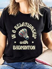 Un volante de bádminton con plumas coloridas simboliza pasión energía y conexión deportiva mostrando amor genuino por el juego y el espíritu activo camiseta de mujer cómoda casual para amantes del deporte - Negro - Ver 6