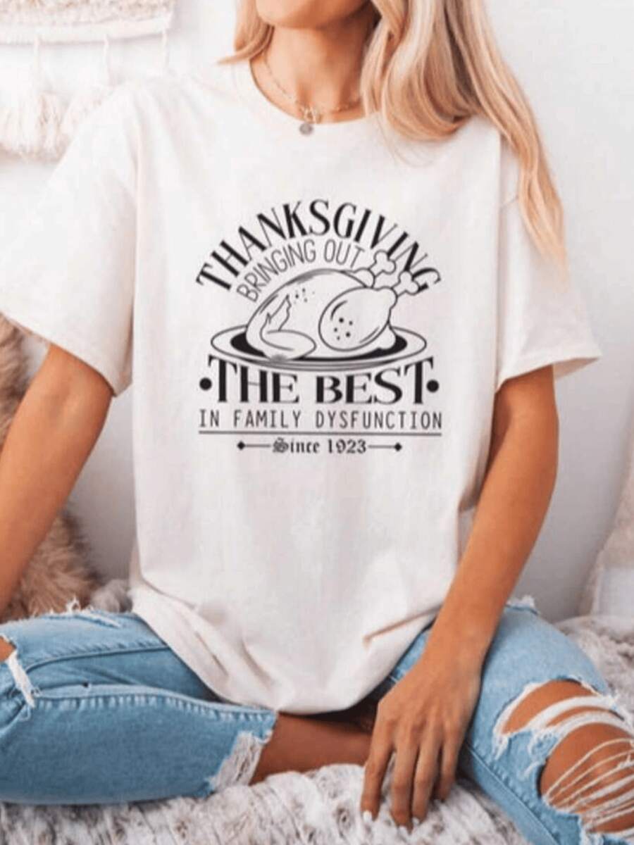 Pavo servido en plato simbolizando gratitud y unión familiar durante el día de acción de gracias con letras que celebran el humor y cariño entre personas camiseta de mujer casual cómoda para uso diario - Blanco - Ver 1