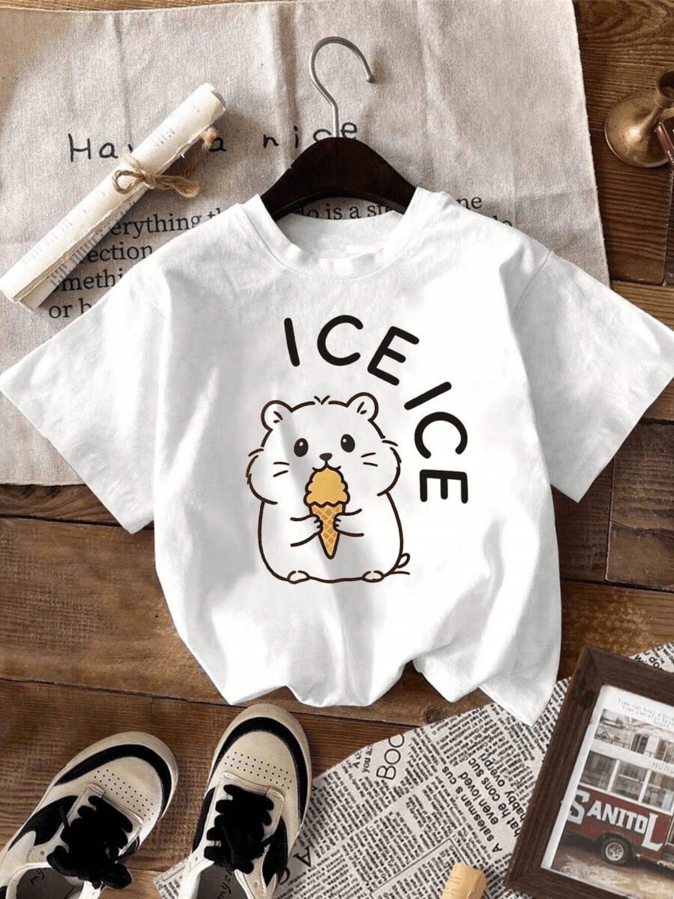 Un tierno dibujo de un hámster sosteniendo un helado transmite una sensación de dulzura y alegría perfecta para los días luminosos camiseta de mujer casual con estampado divertido y moderno ideal para uso diario - Blanco - Ver 1