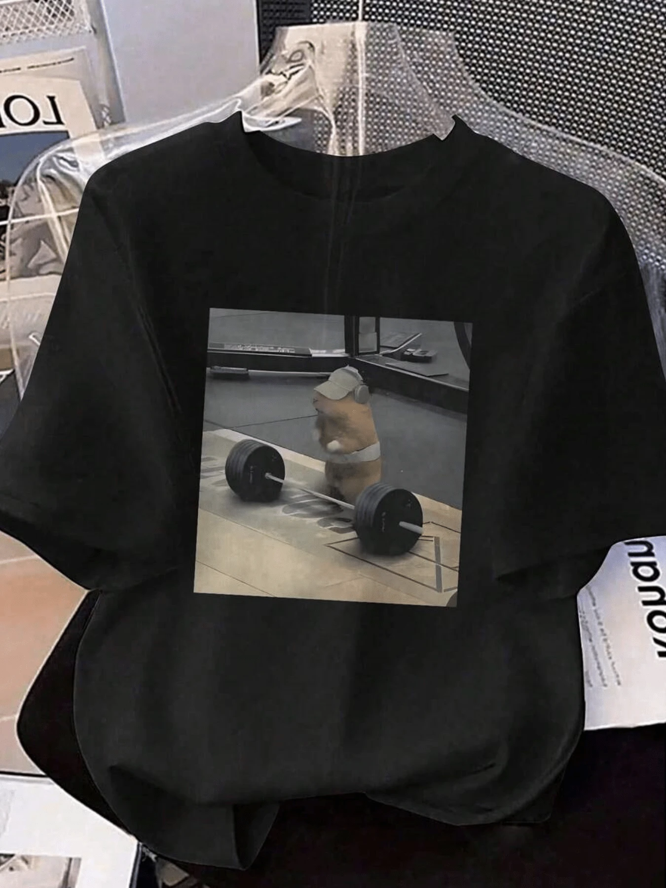 Hamster motivado entrenando en el gimnasio con auriculares y gorra esta camiseta de mujer representa la perseverancia el esfuerzo y la dedicación para alcanzar metas un recordatorio divertido de la importancia del ejercicio y la disciplina para superar desafíos es una prenda única para quienes aman el fitness y los animales adorables. - Negro - Ver 1
