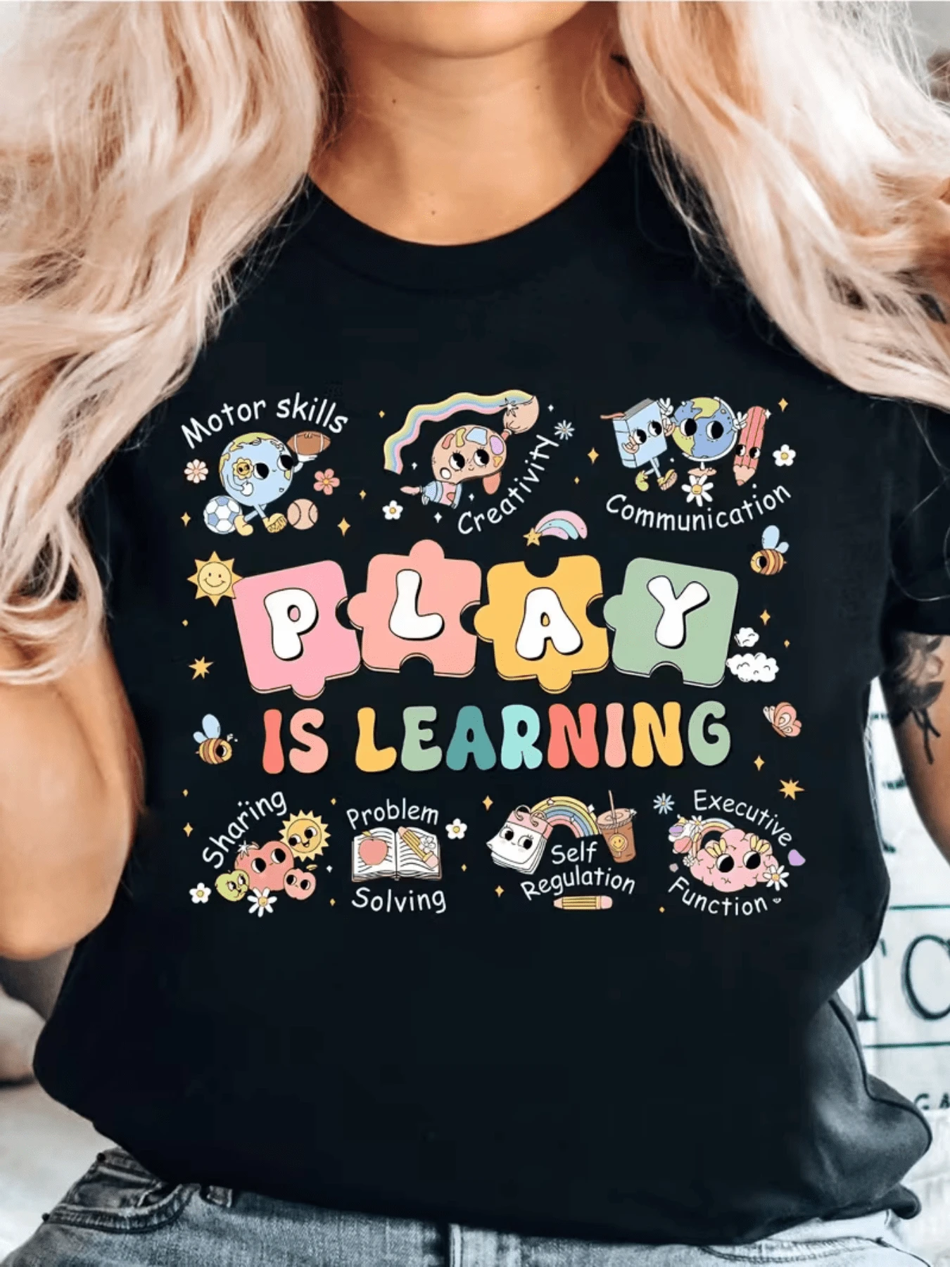 Coloridos dibujos que celebran la creatividad el aprendizaje y la conexión entre mente y juego con letras alegres y símbolos de habilidad motriz y comunicación camiseta de mujer casual divertida cómoda para uso diario - Negro - Ver 1
