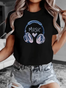 Headphones Surrounding A Heart Symbolize The Emotional Connection With Music And The Passion For The Sounds That Inspire Each Day. A Modern, Comfortable, Casual Women's T-Shirt For Everyday Wear. - 黑色 - 查看 8