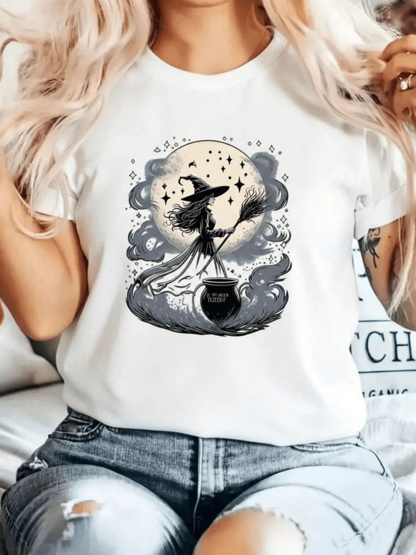 Image Of A Sorceress Holding A Broom In Front Of A Full Moon Surrounded By Magical Clouds And Stars That Evoke Mystical Energy And Freedom. Casual Women's T-Shirt With Modern Artistic Print, Ideal For Relaxed Occasions. - 白色 - 查看 1