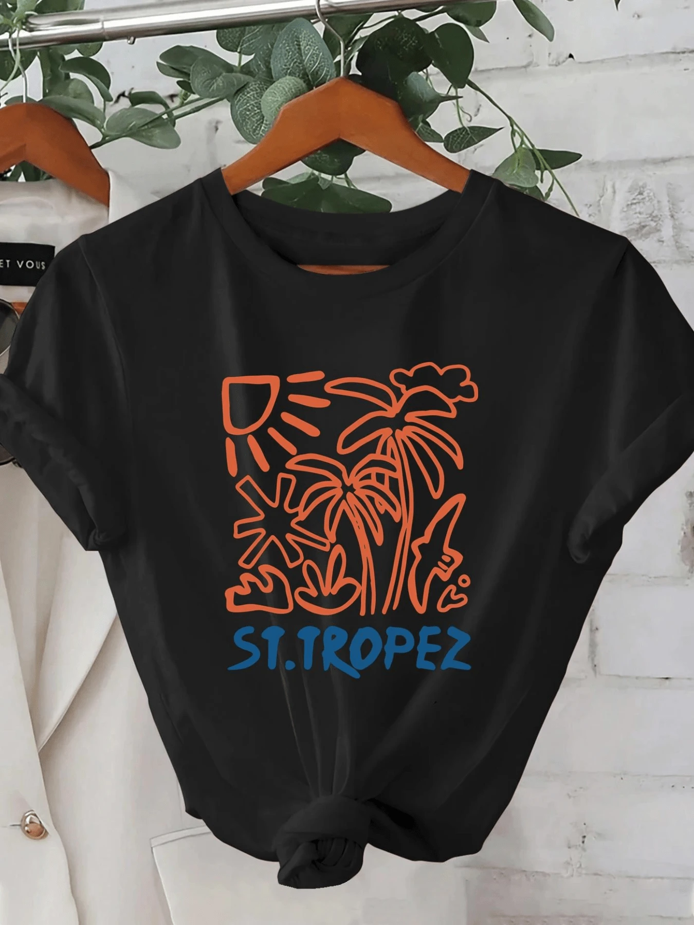 Sol radiante sobre palmeras y hojas tropicales que evocan la frescura del verano y los encantos del mar Mediterráneo con detalle artístico moderno camiseta de mujer casual cómoda para uso diario - Negro - Ver 1