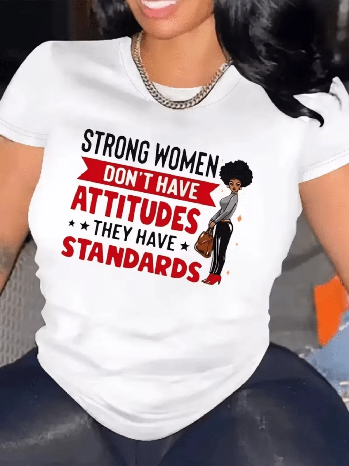 Mujer segura y fuerte expresando confianza y autoestima con mensaje positivo que inspira respeto y determinación camiseta de mujer moderna casual cómoda para uso diario - Blanco - Ver 1