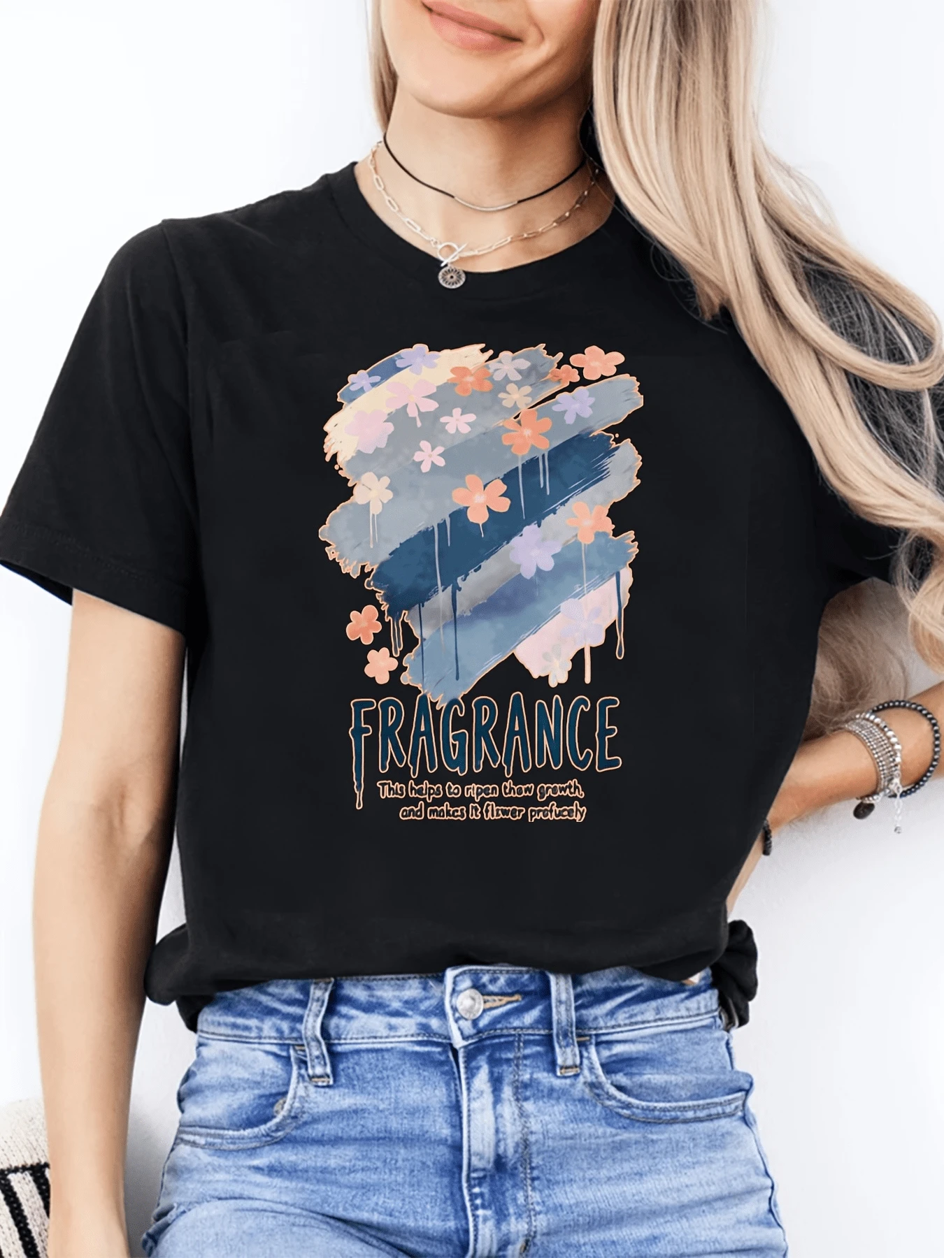 Flores coloridas mezcladas con trazos azules que simbolizan frescura y renovación inspiran confianza y alegría en cada paso camiseta de mujer cómoda y moderna para uso diario - Negro - Ver 1