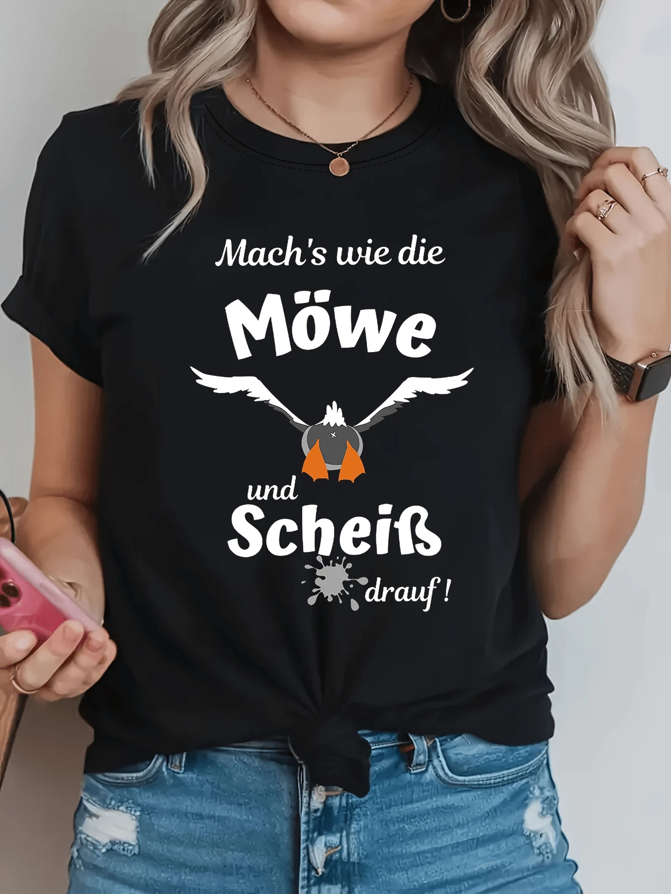 Gaviota en vuelo libre con mensaje motivador divertido que inspira a dejar atrás las preocupaciones y disfrutar la vida con actitud relajada camiseta de mujer casual moderna cómoda para uso diario - Negro - Ver 1