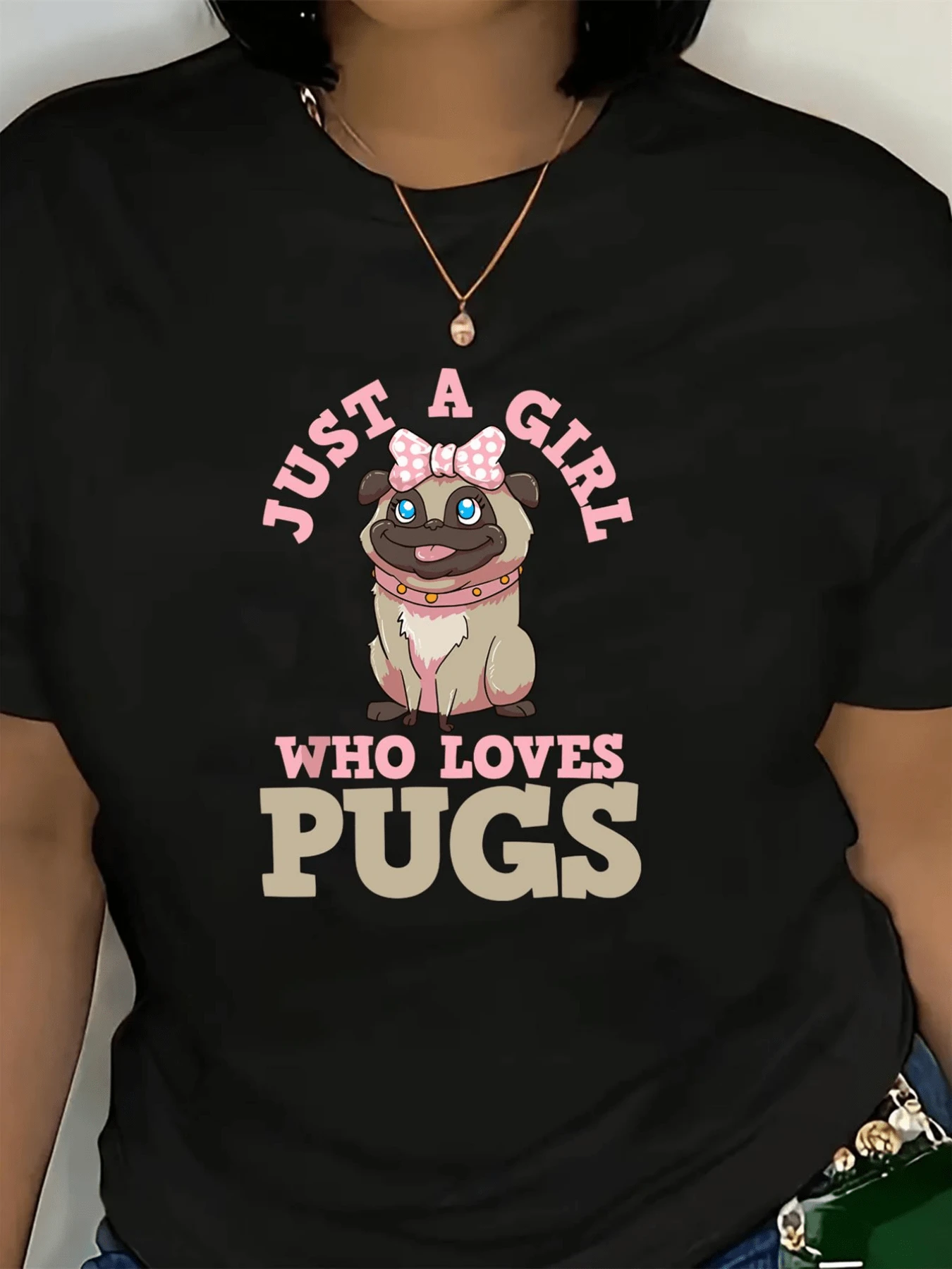 Un lindo pug con gran lazo rosa y ojos brillantes que transmite ternura alegría y amor por las mascotas perfecto para mujeres que adoran los perros camiseta de mujer casual moderna cómoda para uso diario - Negro - Ver 1