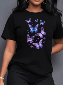 Mariposas luminosas que simbolizan la libertad el renacimiento y la belleza de la transformación en tonos azul y violeta creando una sensación de energía positiva y elegancia camiseta de mujer moderna para uso casual - Negro - Ver 1