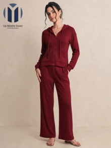 Conjunto de Dos Piezas para Mujer: Sudadera con Gorro y Pantalón Wide Leg de Canalé - Ideal para Primavera y Casual - Color caoba - Ver 3