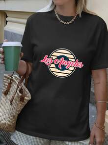 Camiseta negra de algodón 100% para mujer, con un estampado vintage de la letra "LA" en círculo a rayas, suave y duradera, lavable a máquina y resistente a la decoloración, perfecta para salidas con temática vintage de Los Ángeles. Ecológica. - Negro - Ver 1