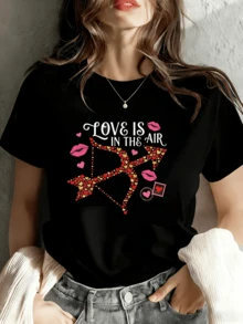 Corazones y flechas que representan el poder del amor y la alegría en cada mirada con pequeños besos rosados que evocan ternura y pasión camiseta de mujer moderna y atractiva para momentos casuales - Negro - Ver 6