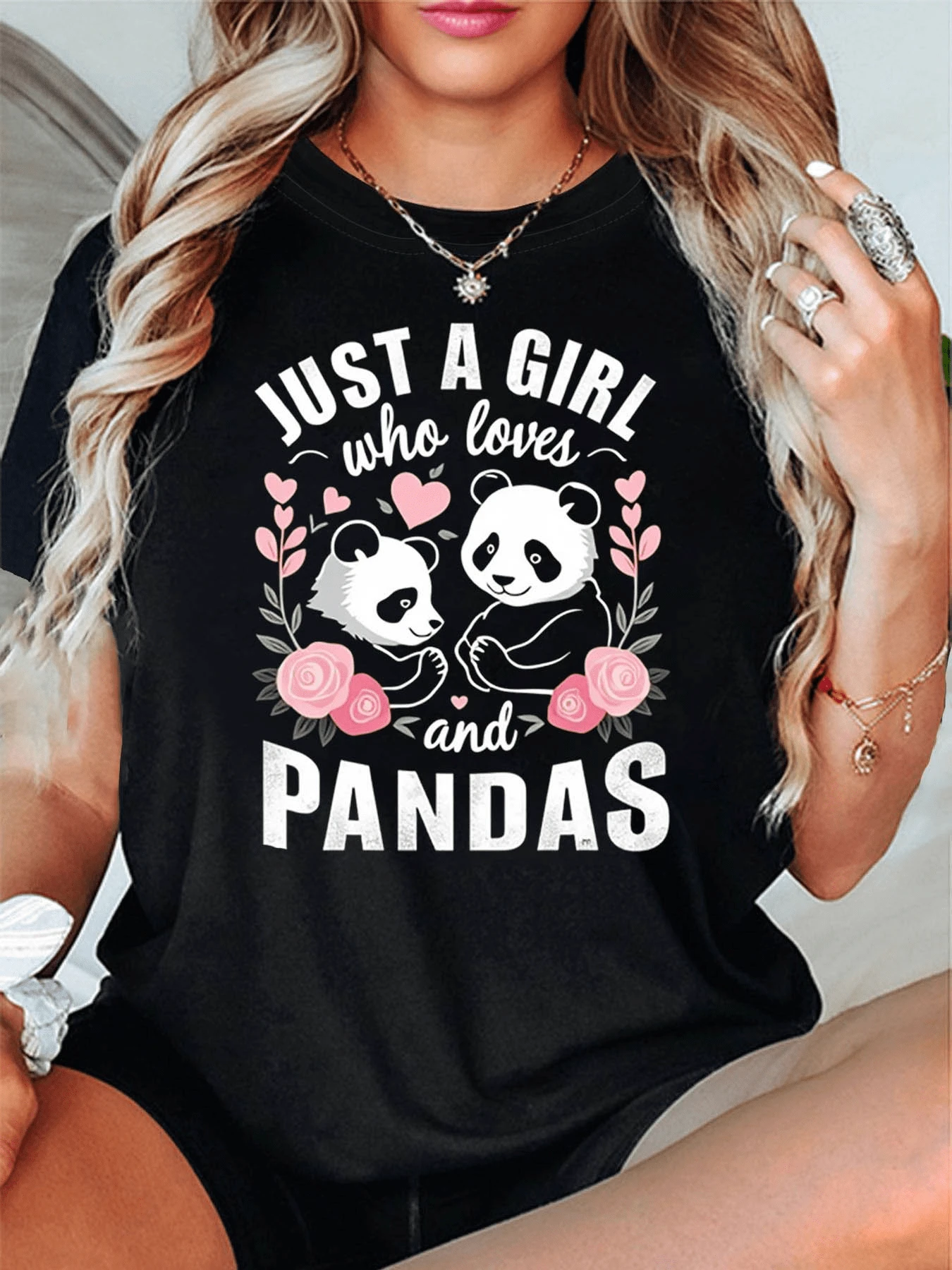 Dos pandas abrazándose rodeados de corazones y flores rosas transmiten ternura amistad y amor por los animales camiseta de mujer cómoda con estilo casual y mensaje positivo - Negro - Ver 1