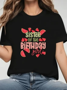 Rebanadas de sandía rodeando frases alegres que celebran la hermandad y la diversión de un día especial con colores vivos y tipografía festiva camiseta de mujer casual moderna cómoda para fiesta de cumpleaños - Negro - Ver 1