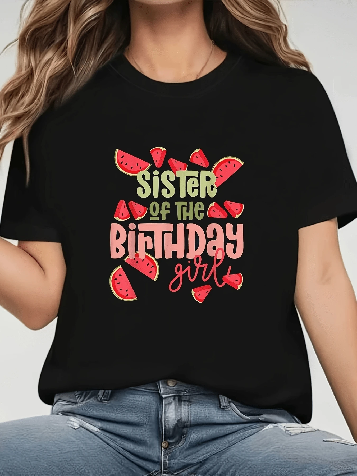 Rebanadas de sandía rodeando frases alegres que celebran la hermandad y la diversión de un día especial con colores vivos y tipografía festiva camiseta de mujer casual moderna cómoda para fiesta de cumpleaños - Negro - Ver 1