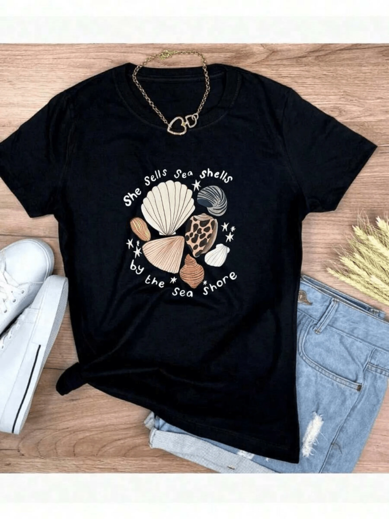 Conchas del mar representando tranquilidad y conexión con la naturaleza evocando días soleados junto al mar y sensación de libertad camiseta de mujer casual cómoda para verano y uso diario - Negro - Ver 1