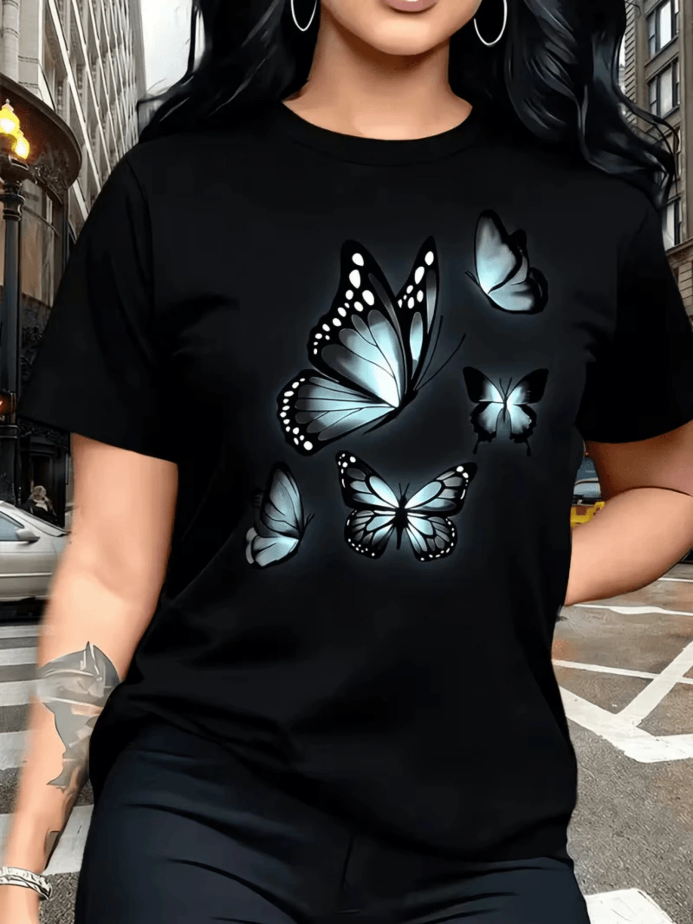 Mariposas luminosas que simbolizan libertad transformación y belleza interior con alas que parecen brillar en la noche ofreciendo una sensación de esperanza y energía positiva camiseta de mujer moderna y cómoda para uso diario - Negro - Ver 1