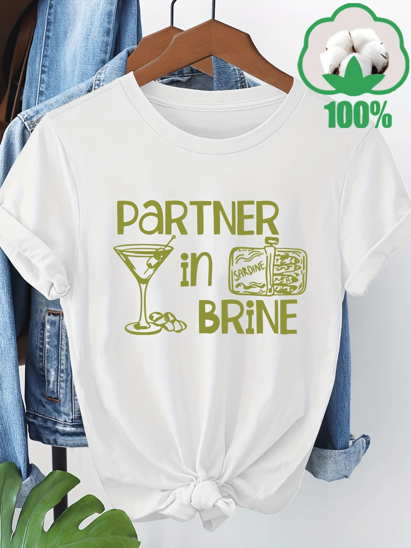 A Martini With Olives And A Can Of Sardines Symbolizes The Fun And Relaxed Gathering Of Friends Who Love Appetizers. A Modern, Casual Women's T-Shirt For Parties And Leisure Time. - 白色 - 查看 1