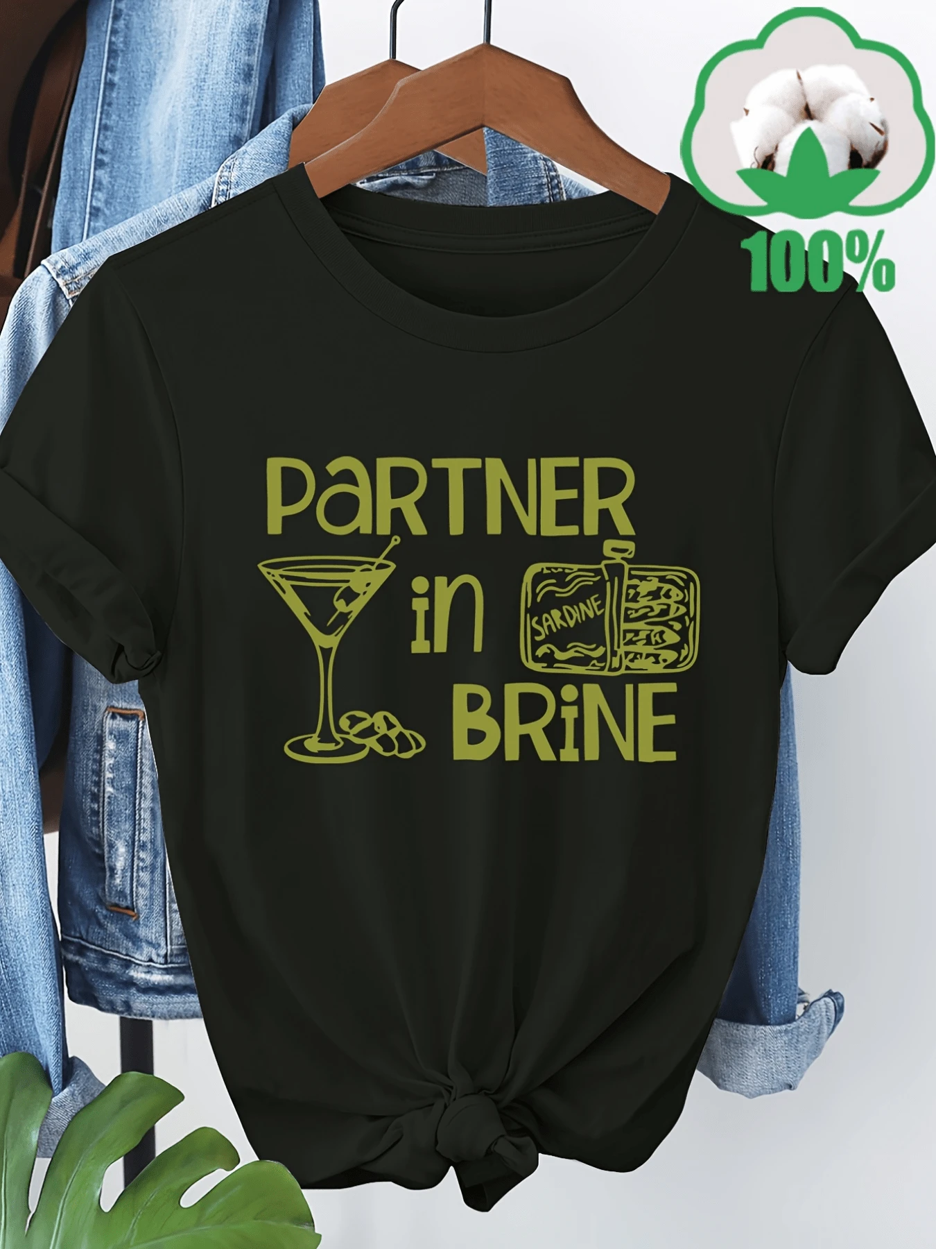 Martini con aceitunas junto a una lata de sardinas simboliza la unión divertida y relajada entre amigos amantes del aperitivo camiseta de mujer casual moderna para fiesta y tiempo libre - Negro - Ver 1
