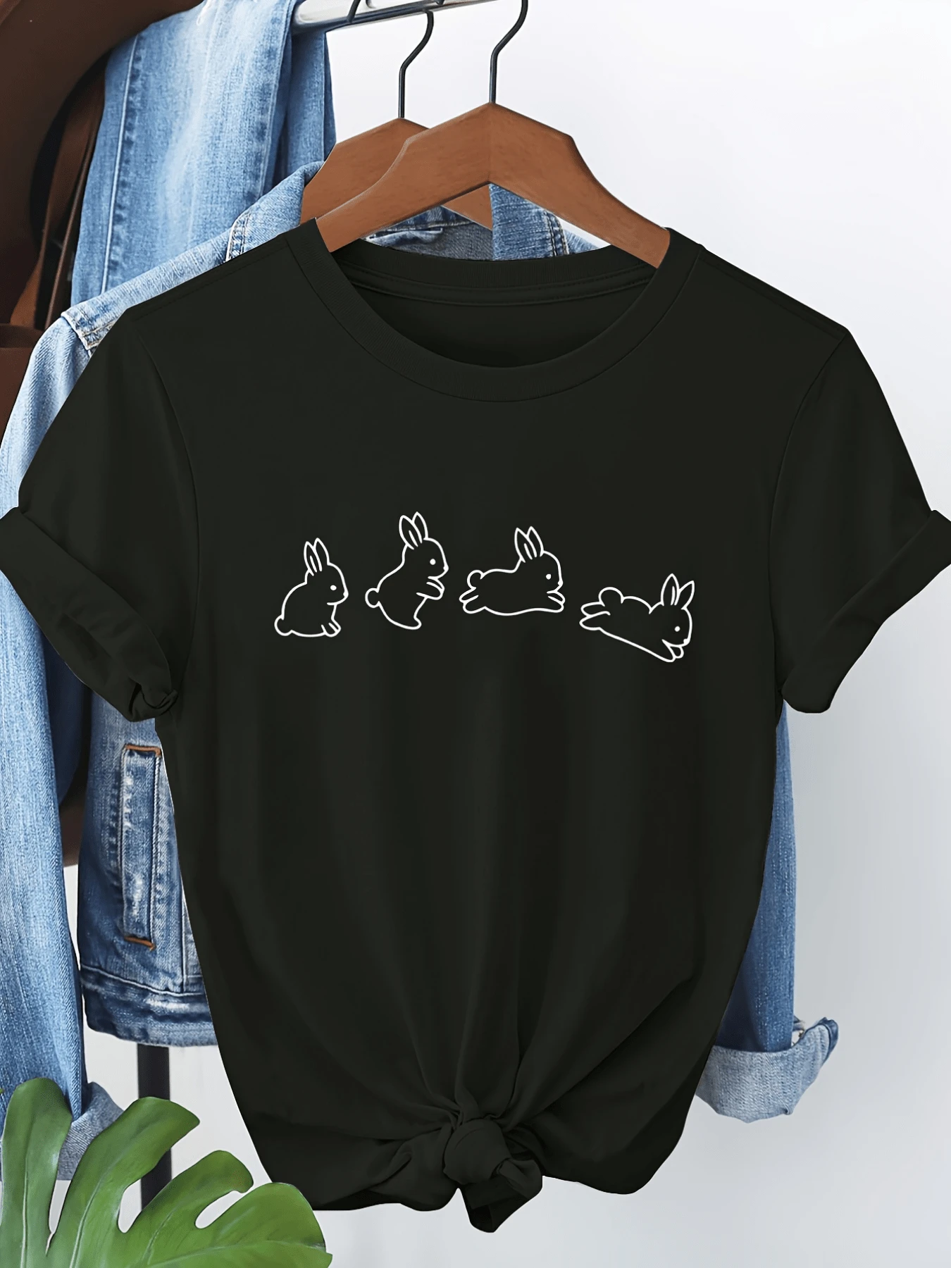 Four Rabbits In Motion Symbolize Freedom, Energy, And The Sweetness Of Peaceful Days, Inspiring Joy And Tenderness. A Modern, Casual, Comfortable Women's T-Shirt For Everyday Wear. - 黑色 - 查看 1