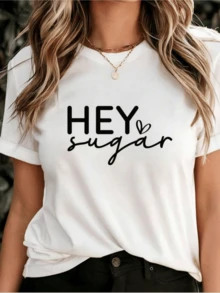 Frase divertida que transmite dulzura y confianza con letras grandes y un pequeño corazón que simboliza cariño y energía positiva perfecta para expresar un estilo moderno y alegre camiseta de mujer casual cómoda para uso diario - Blanco - Ver 8