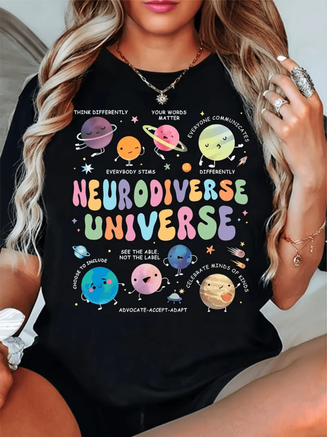 Planetas coloridos simbolizan diversidad inclusión y aceptación formando un universo positivo donde cada ser comunica y brilla con empatía y respeto camiseta de mujer con mensaje inspirador casual moderna y cómoda para uso diario - Negro - Ver 1