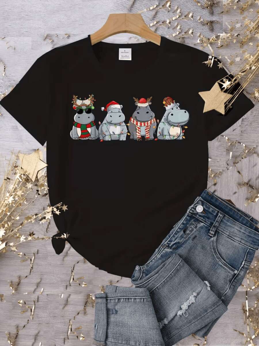 Cuatro divertidos hipopótamos con gorros y bufandas adornados con luces navideñas representan la alegría festiva y la amistad sincera camiseta de mujer casual divertida ideal para celebrar con estilo - Negro - Ver 1