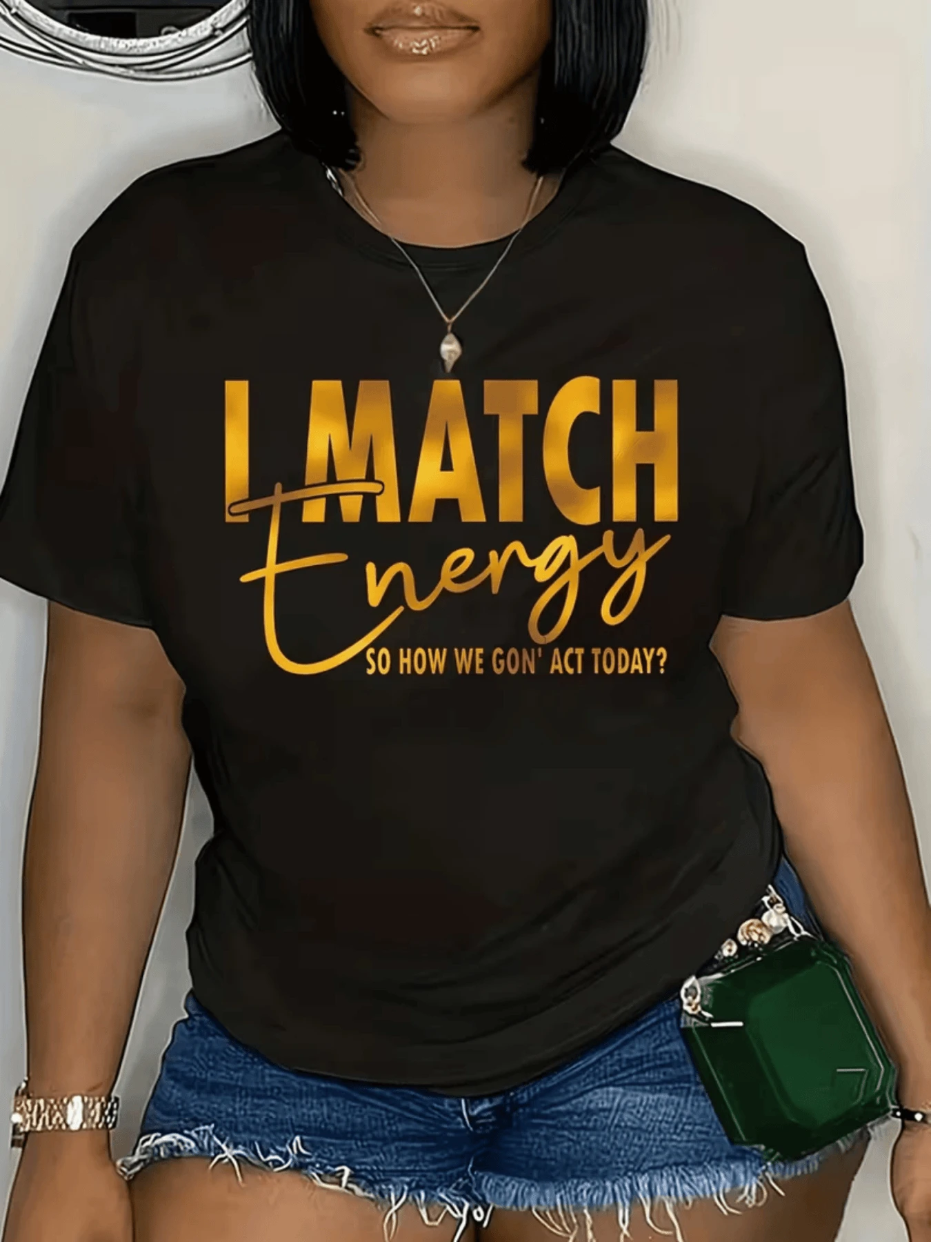 Texto inspirador que refleja una actitud segura y motivadora con letras doradas que transmiten fuerza vital y confianza perfecta para expresar energía positiva y estilo personal camiseta de mujer casual moderna cómoda para uso diario - Negro - Ver 1