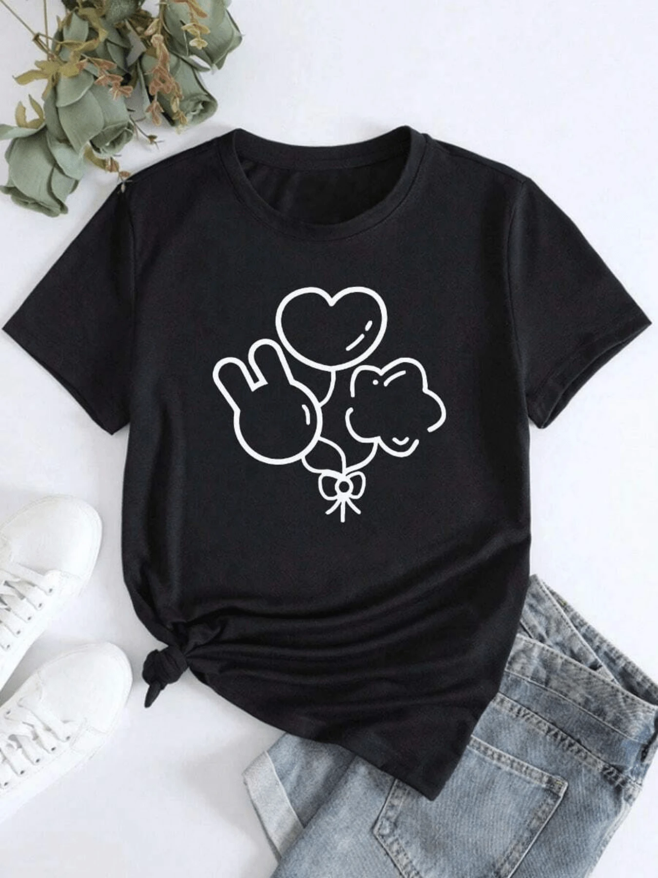 Tres globos con formas de corazón de conejito y de nube unidos por un pequeño lazo representan ligereza alegría y dulzura ideal para un look casual de verano camiseta de mujer cómoda y moderna - Negro - Ver 1