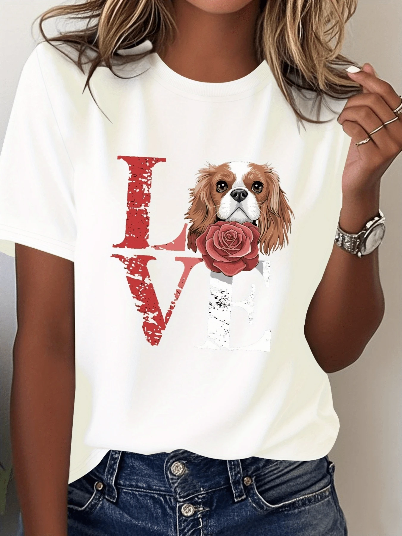 La figura muestra la palabra LOVE con una letra formada por el rostro tierno de un perro y una rosa que simboliza el afecto puro y la conexión emocional entre humanos y animales camiseta de mujer casual cómoda y moderna para uso diario - Blanco - Ver 1