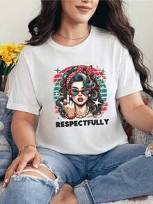 Figura retro de mujer con cabello rizado y moño rojo que expresa actitud segura con un fondo geométrico lleno de colores vibrantes camiseta de mujer casual moderna perfecta para uso diario - Blanco - Ver 1