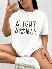 Símbolos místicos que evocan la energía femenina libre con letras que mezclan magia y poder espiritual expresando confianza y autenticidad camiseta de mujer moderna casual cómoda elegante para uso diario - Blanco - Ver 1