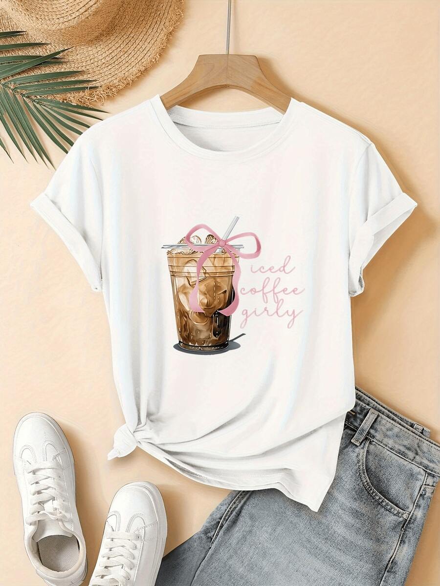 Vaso de café helado con cinta rosa simboliza frescura y energía femenina ideal para amantes del café que buscan estilo relajado camiseta de mujer cómoda y moderna para uso diario - Blanco - Ver 1