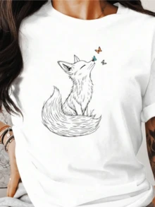 Zorro tranquilo sentado con la mirada suave hacia pequeñas mariposas que simbolizan la libertad la conexión con la naturaleza y la serenidad interior camiseta de mujer casual cómoda para uso diario - Blanco - Ver 1