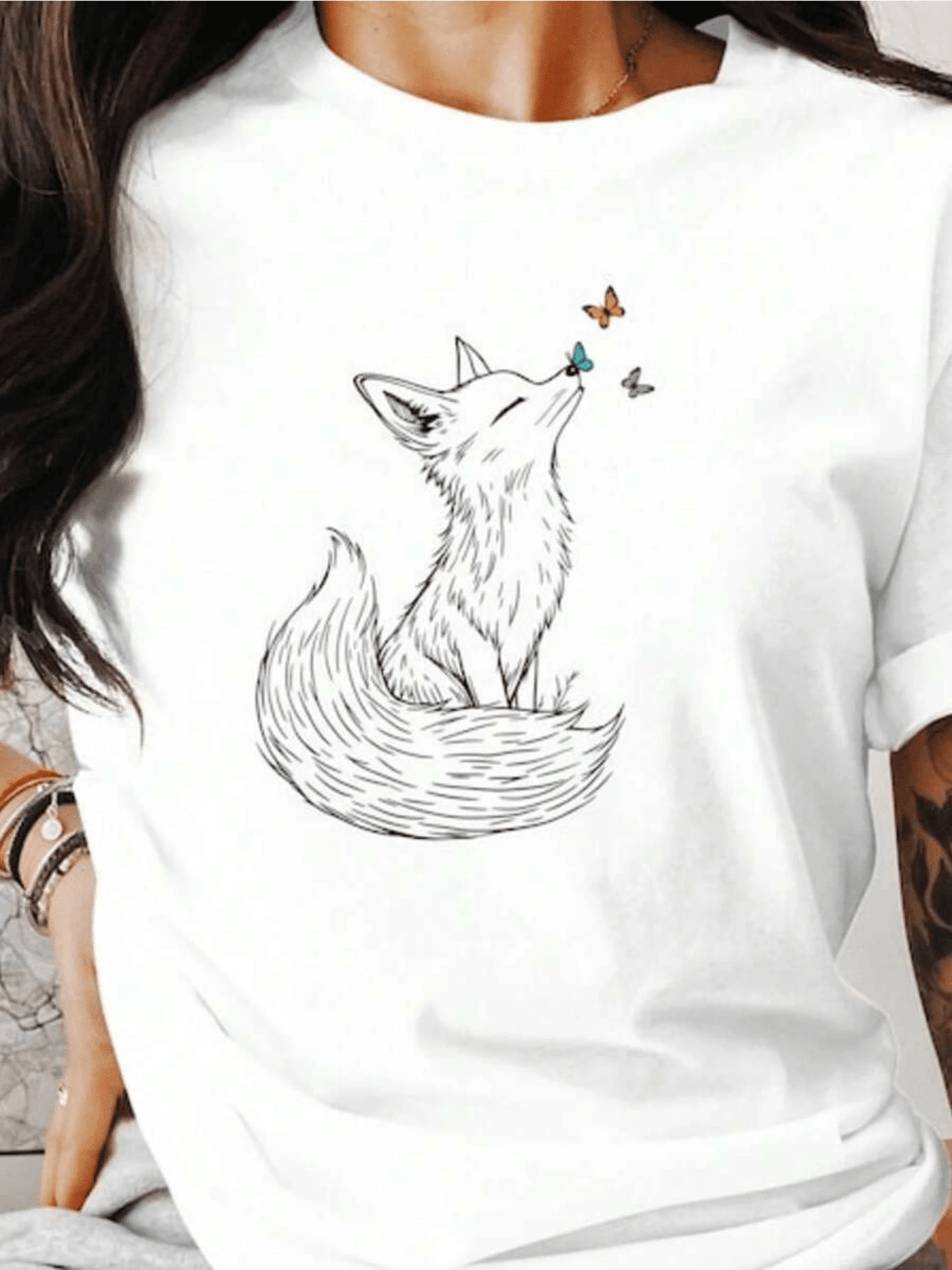 Zorro tranquilo sentado con la mirada suave hacia pequeñas mariposas que simbolizan la libertad la conexión con la naturaleza y la serenidad interior camiseta de mujer casual cómoda para uso diario - Blanco - Ver 1