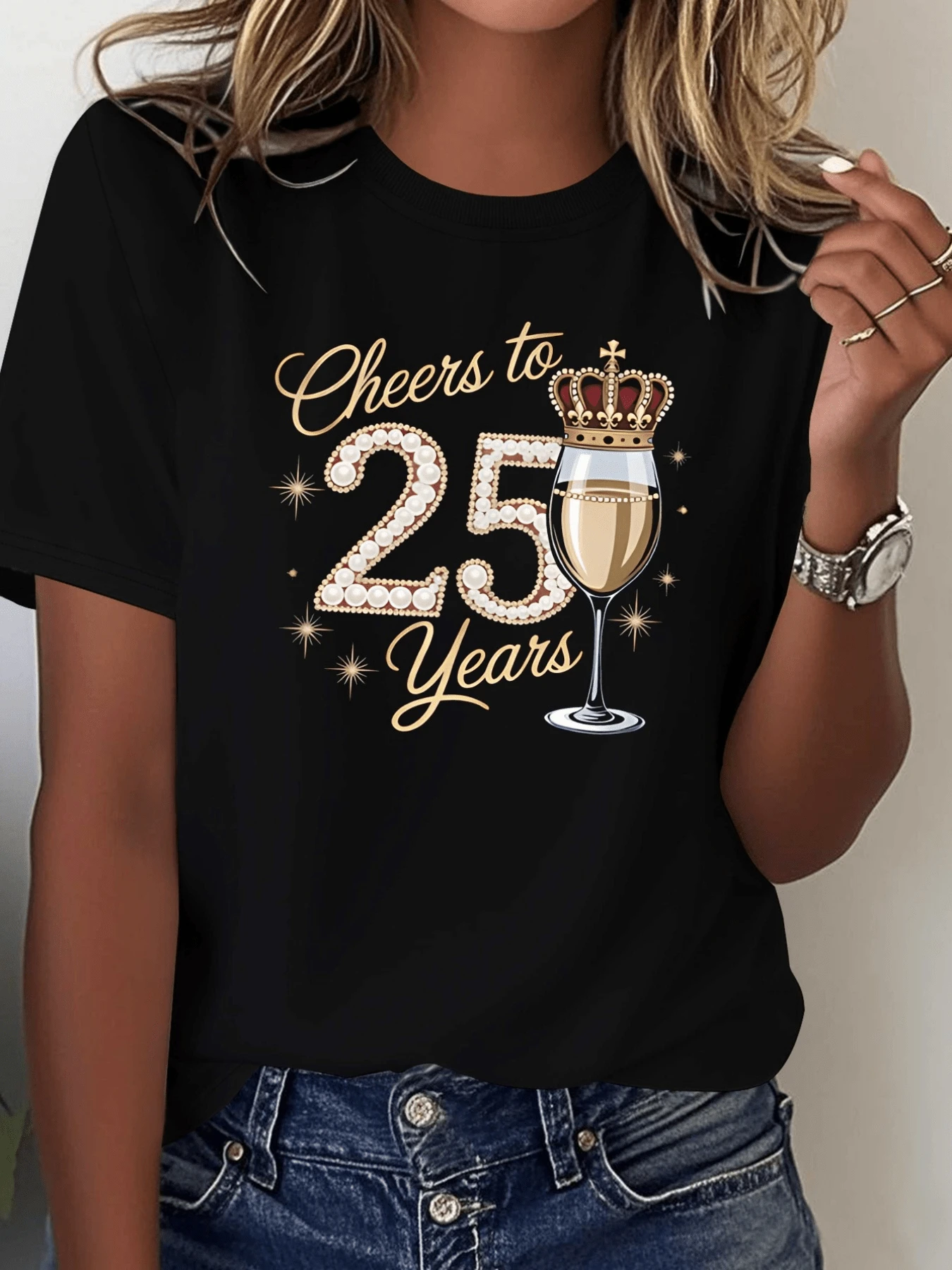 Copa brillante con corona dorada y número veinticinco formado por perlas simbolizando celebración de aniversario elegante y brindis de alegría camiseta de mujer moderna para ocasión especial - Negro - Ver 1