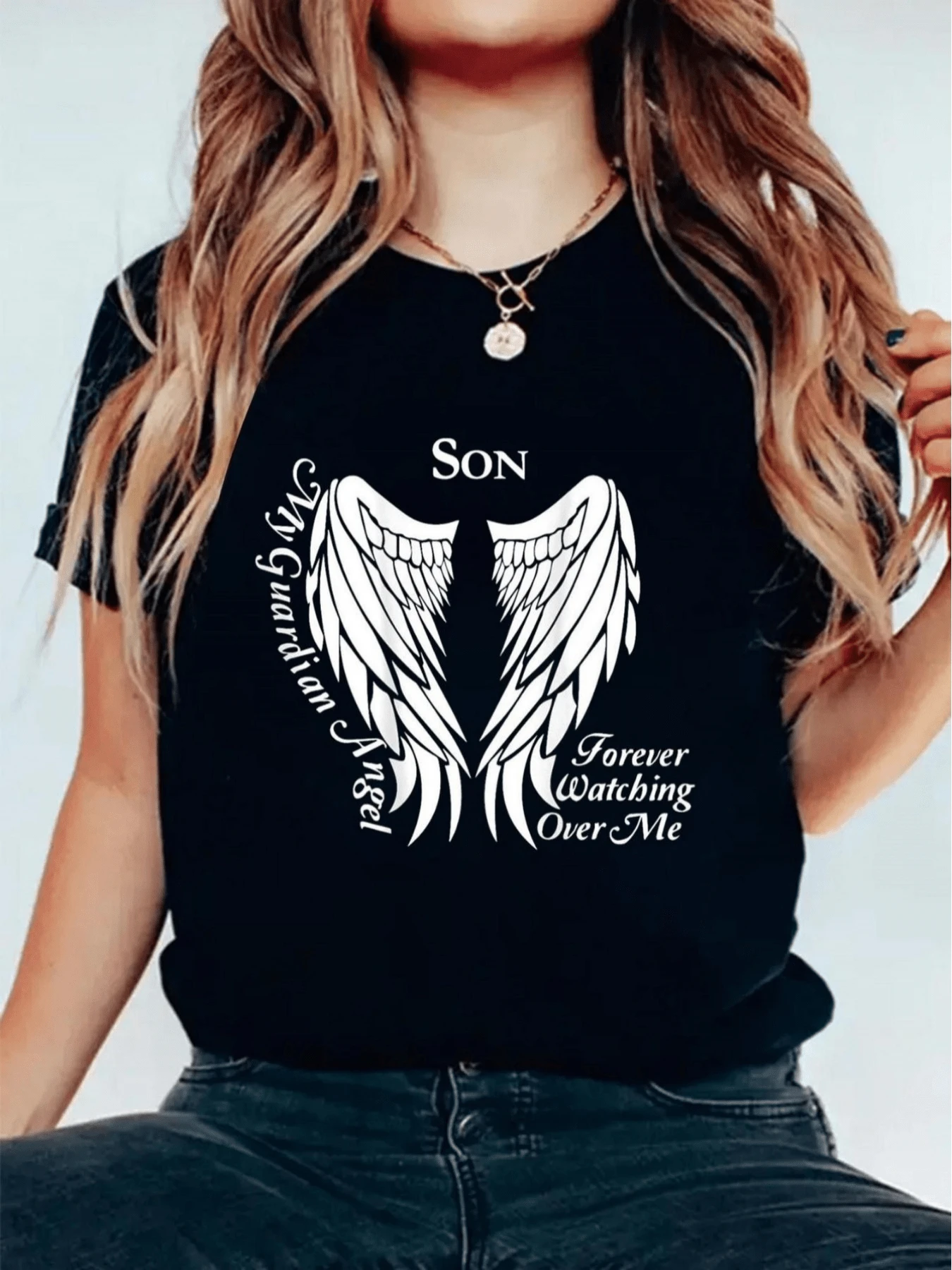 Alas angelicales representando la protección eterna de un ser amado que guía y cuida desde el cielo símbolo de consuelo fe y amor profundo camiseta de mujer casual cómoda para uso diario - Negro - Ver 1