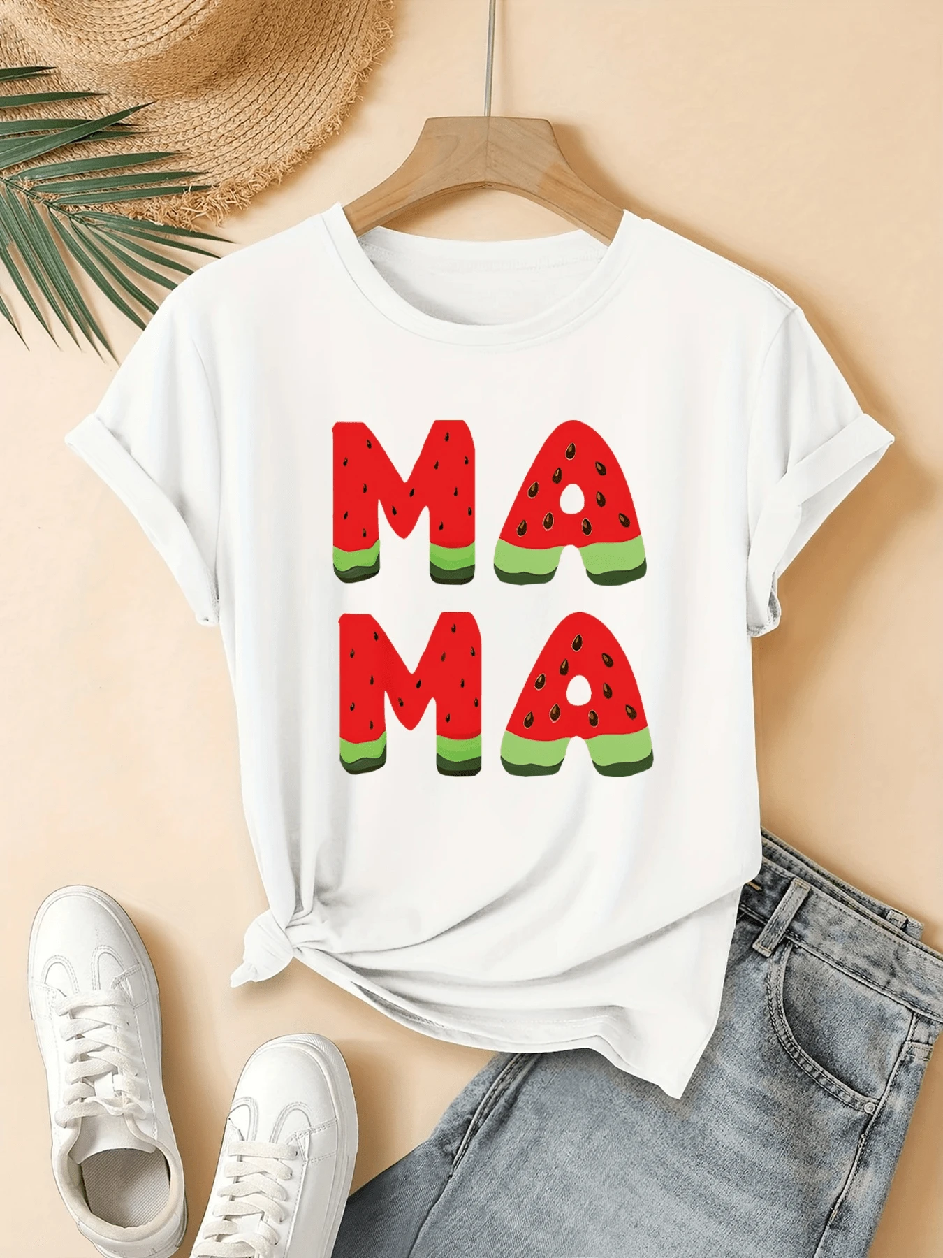 Palabras grandes en forma de sandía que transmiten alegría frescor y energía veraniega evocan momentos felices con familia y naturaleza camiseta de mujer casual cómoda y moderna - Blanco - Ver 1
