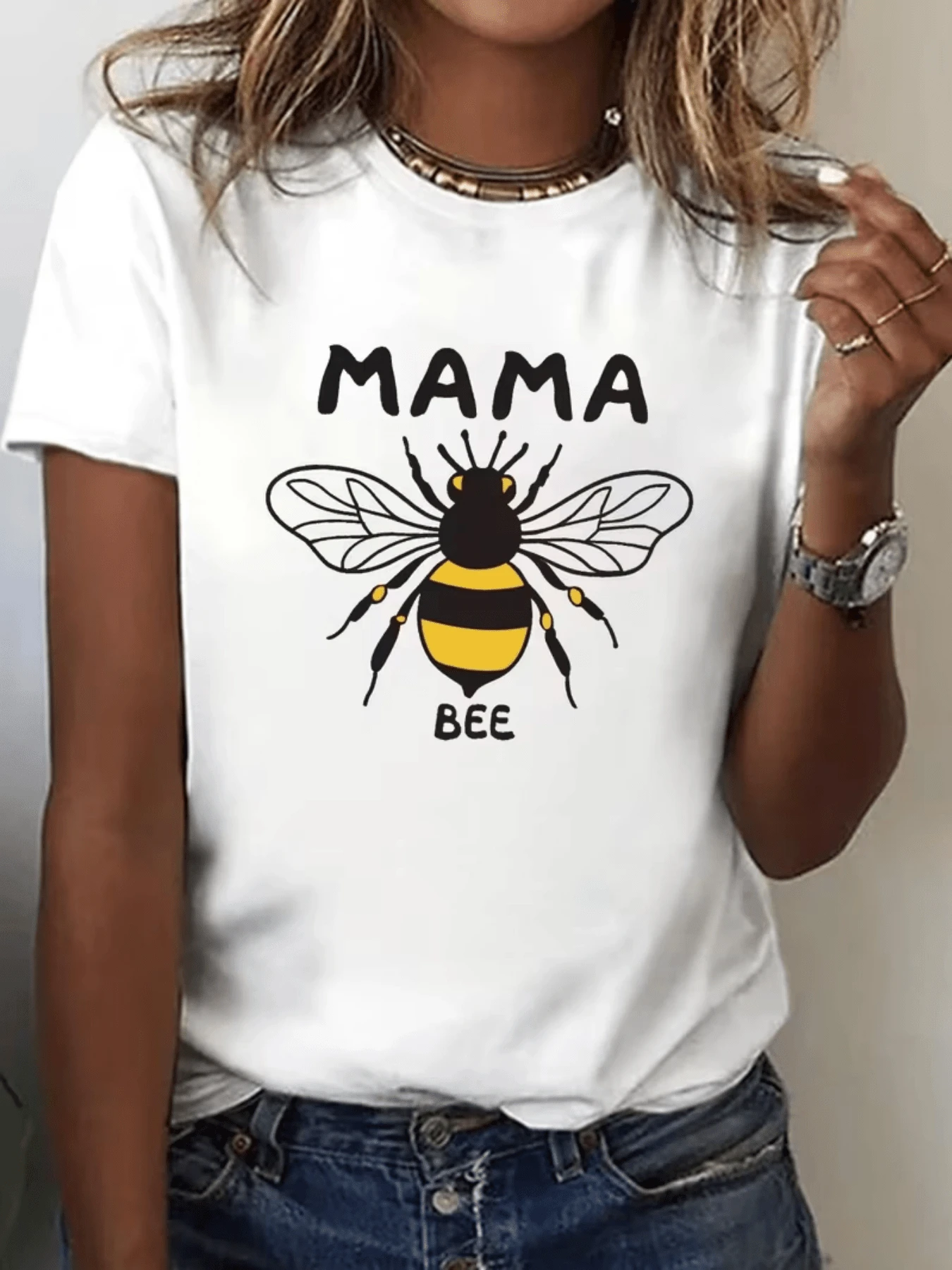 Abeja que simboliza la fuerza la protección maternal y la dulzura en cada vuelo reflejando el espíritu trabajador y alegre de una madre camiseta de mujer con estampado moderno y mensaje positivo para uso diario - Blanco - Ver 1