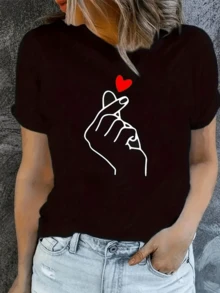 Una mano dibujada en líneas blancas que forma un gesto de corazón con los dedos simboliza amor conexión y energía positiva con un pequeño corazón rojo que resalta cariño y ternura camiseta de mujer casual moderna cómoda para uso diario - Negro - Ver 8