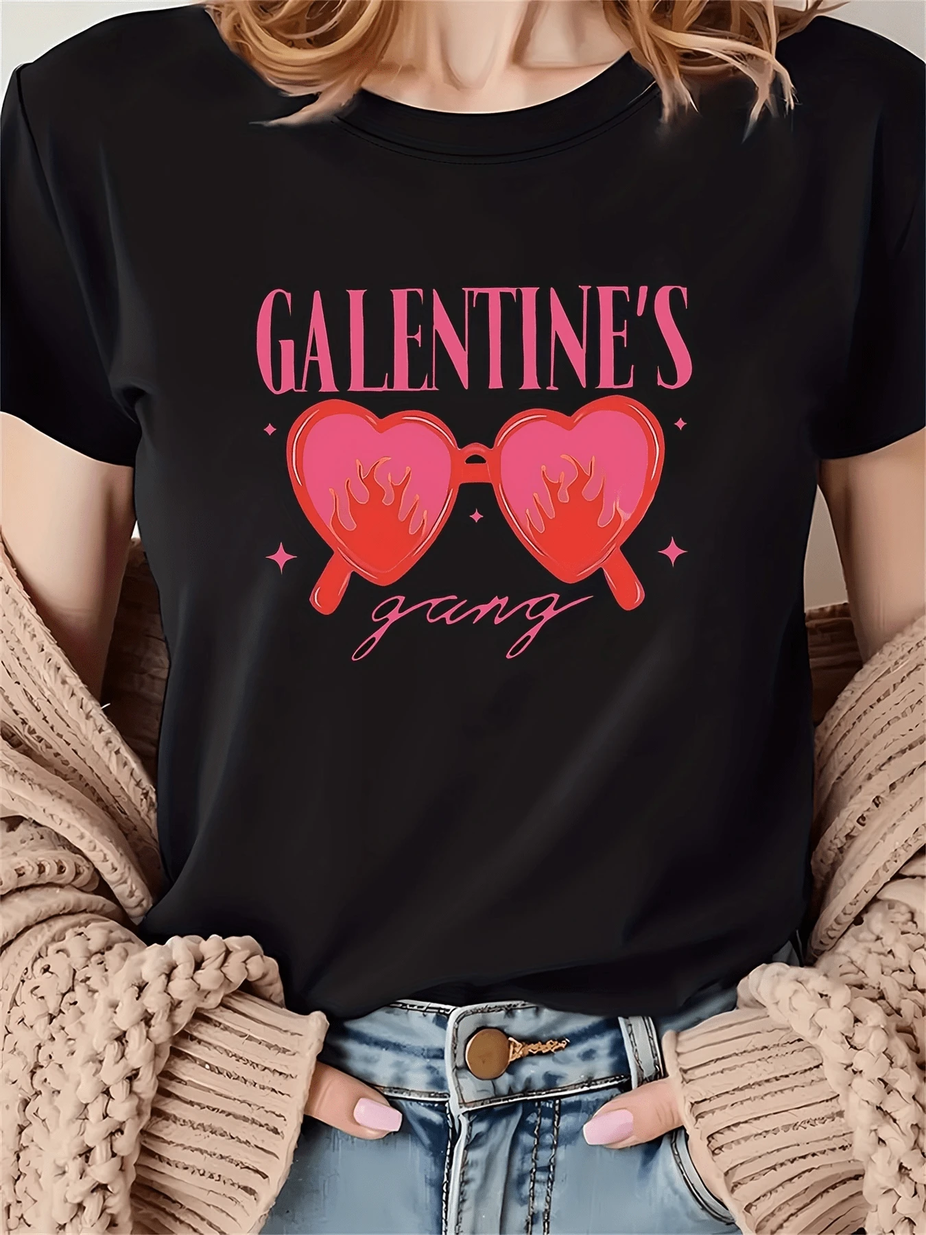 Gafas en forma de corazón con llamas que representan pasión libertad y amistad femenina perfecta para reflejar energía positiva en cada ocasión camiseta de mujer casual moderna cómoda para uso diario - Negro - Ver 1